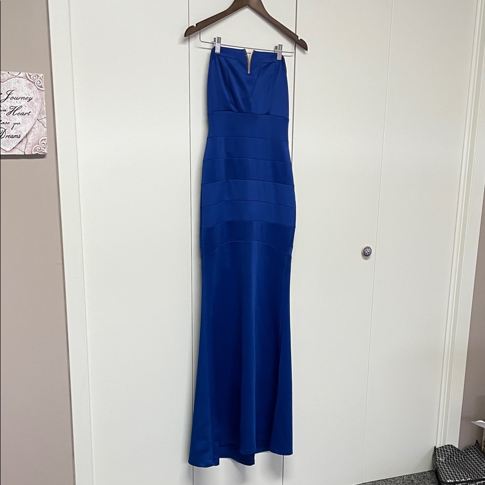Stretchy strapless gown